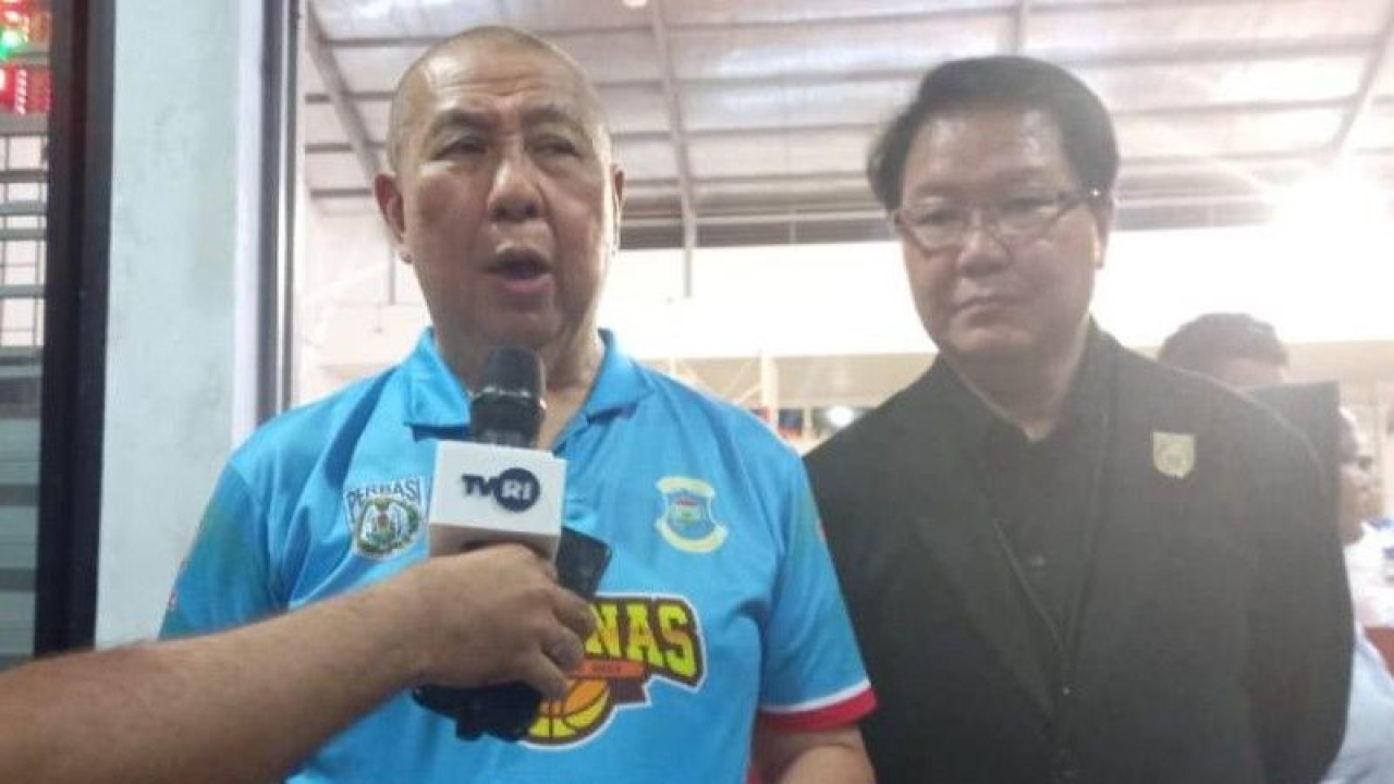 Ketua Umum Persatuan Bola Basket Seluruh Indonesia (Perbasi) Pusat Danny Kosasih (kiri). ANTARA/Aprionis