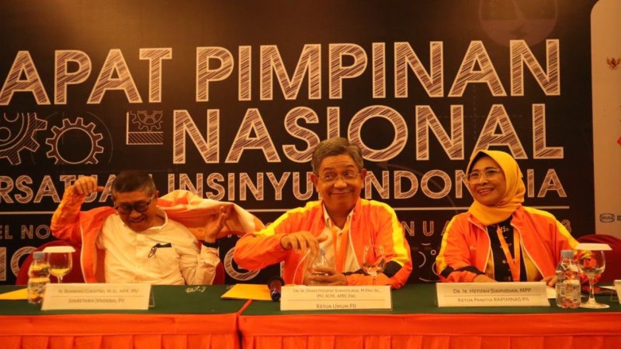 Ketuan Umum PPI Dr Danis Hidayat dan Ketua Panitia Rapimnas PPI di Hetifah Sjaifudian di Balikpapan. (ANTARA/novi abdi)