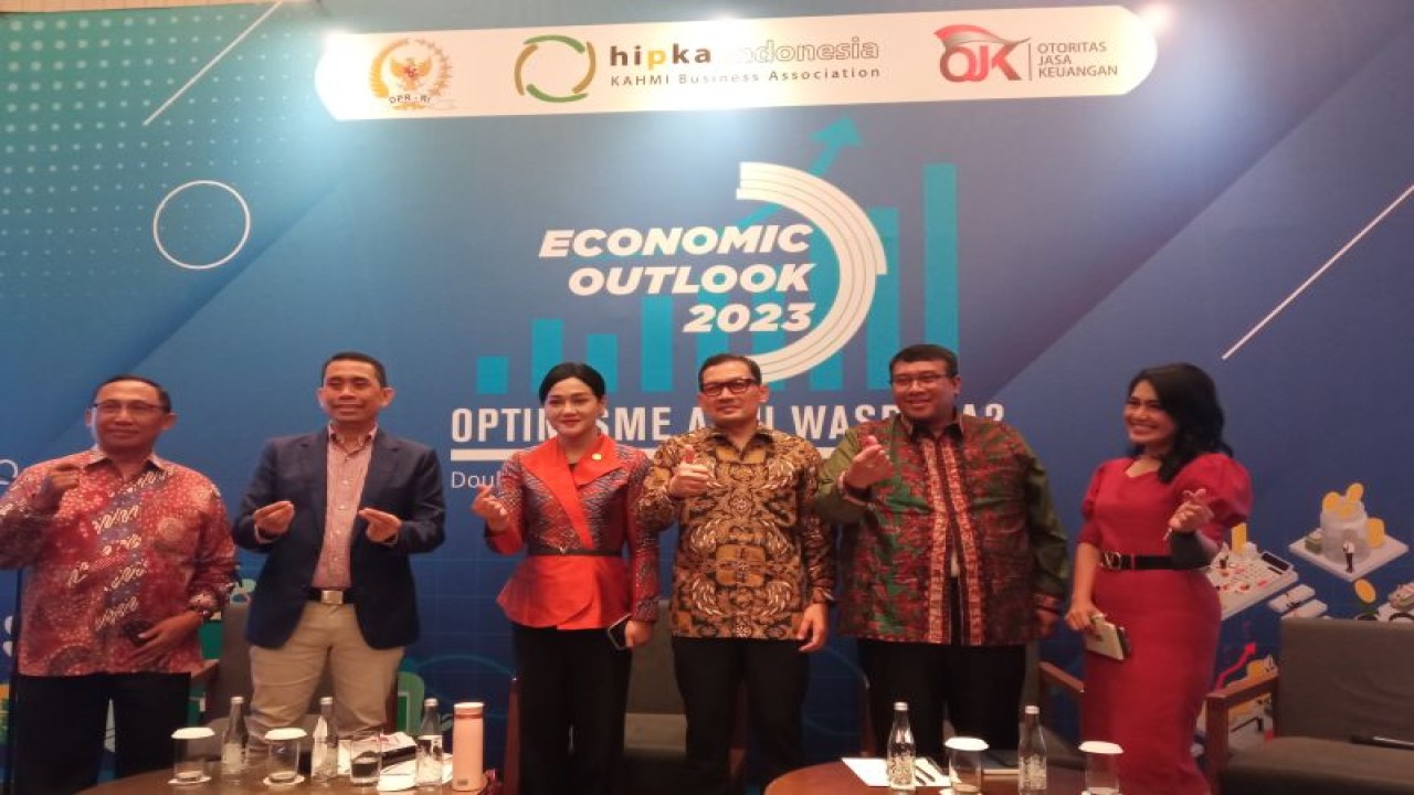 Para pembicara dari HIPKA, OJK dan BI dalam diskusi bertajuk Economic Outlook 2023 oleh HIPKA di Double Tree by Hilton Hotel, Jakarta, Senin. (ANTARA/ Muhammad Heriyanto)