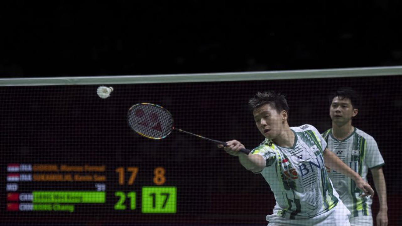 Arsip - Pebulu tangkis ganda putra Indonesia (The Minions) Kevin Sanjaya Sukamuljo (kanan) dan Marcus Fernaldi Gideon (kiri) mengembalikan kok ke pebulu tangkis ganda putra Cina Liang Wei Keng dan Wang Chang pada babak semi final Daihatsu Indonesia Masters 2022 di Istora Senayan, Jakarta, Sabtu (11/6/2022). ANTARA FOTO/Muhammad Adimaja/nym. (ANTARA FOTO/MUHAMMAD ADIMAJA)