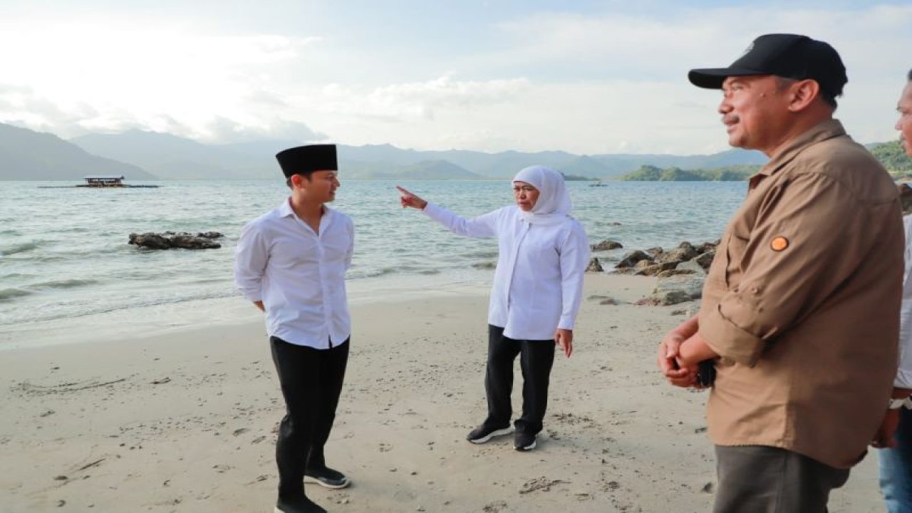 Gubernur Jawa Timur Khofifah Indar Parawansa (tengah) didampingi Bupati Trenggalek Moch Nur Arifin (kiri) dan Kepala Desa  Tasikmadu Wignyo Handoyo (kanan) saat berkunjung menikmati pemandangan Pantai Mutiara, Trenggalek, Senin (24/1/2023) (ANTARA/HO - Humas Pemprov Jatim)