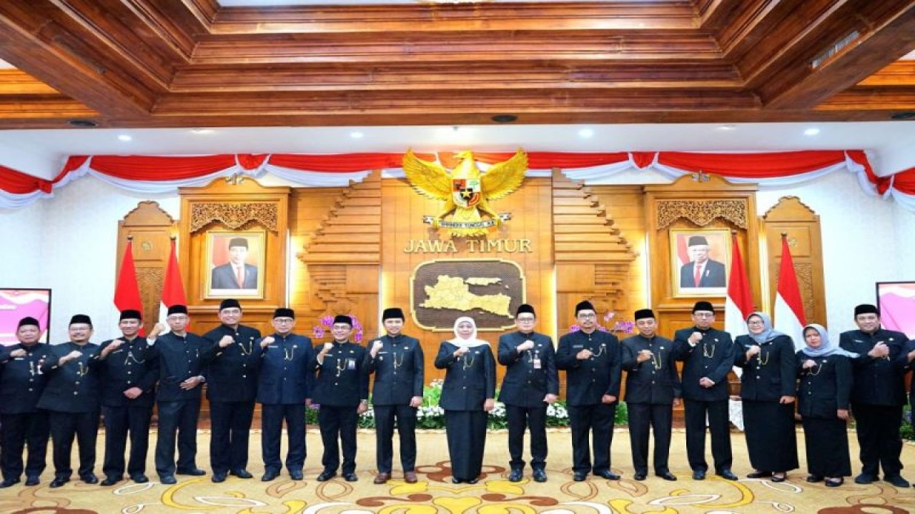 Gubernur Jatim Khofifah Indar Parawansa (tengah) foto bersama segenap pejabat eselon II yang baru saja dilantik di Gedung Negara Grahadi Surabaya, Jumat (6/1/2023). ANTARA/HO-Biro Adpim Jatim