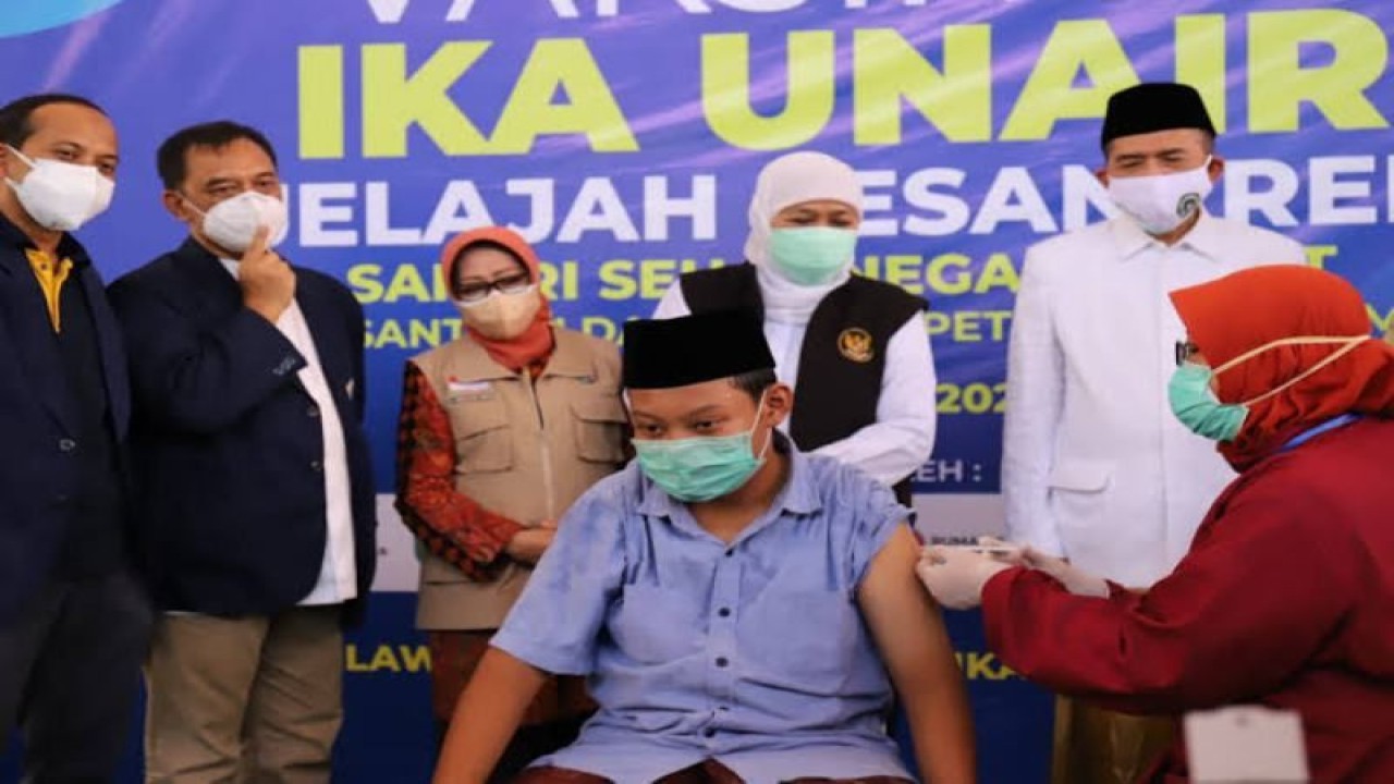 Gubernur Jatim Khofifah Indar Parawansa meninjau kegiatan vaksinasi COVID-19 yang diselenggarakan IKA Unair di Surabaya beberapa waktu lalu. (ANTARA/HO-Biro Adpim Jatim)