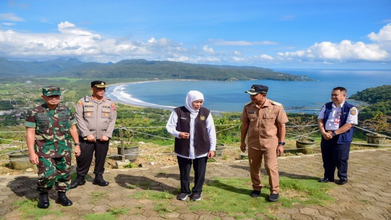 Gubernur Jawa Timur Khofifah Indar Parawansa didampingi jajaran forkopimda Pacitan menikmati pemandangan alam di objek wisata Sentono Gentong, Pacitan, Selasa (10/1/2023) (ANTARA/HO - Humas Pemprov Jatim)