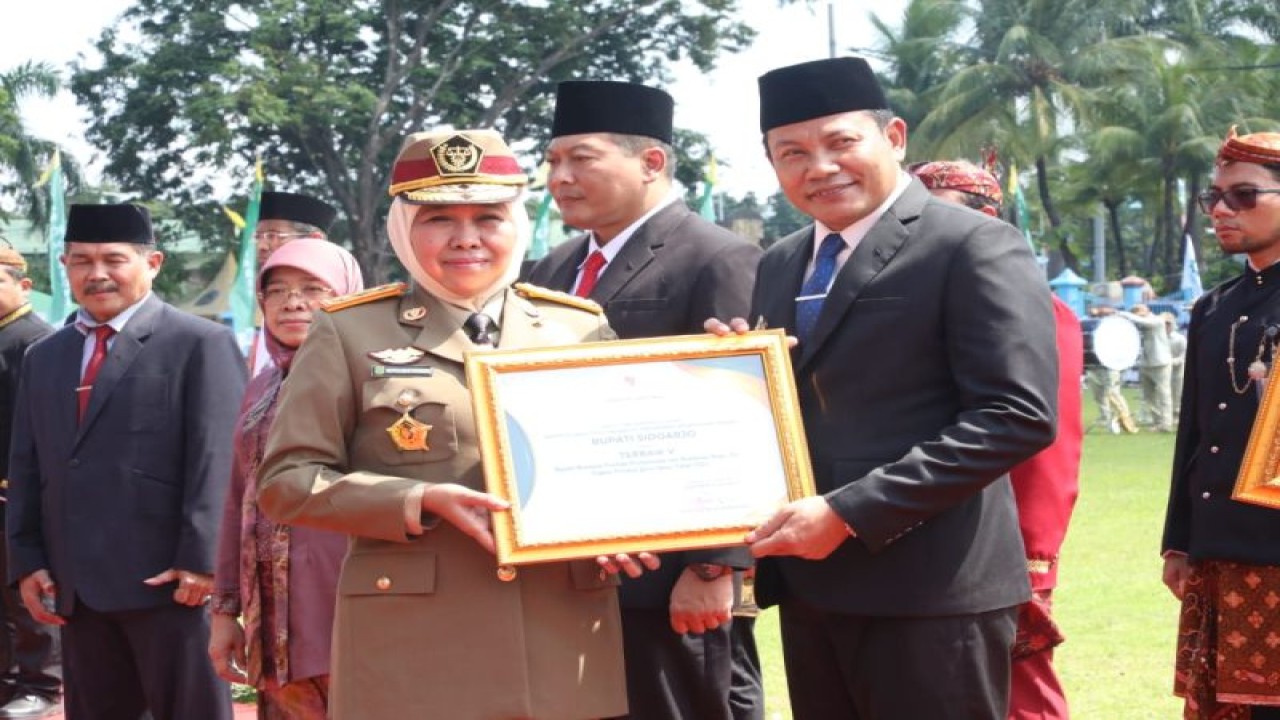 Penyerahan penghargaan K3 oleh Gubernur Jatim Khofifah Indar Parawansa kepada Wakil Bupati Sidoarjo Subandi. (ANTARA/HO-Pemkab Sidoarjo)