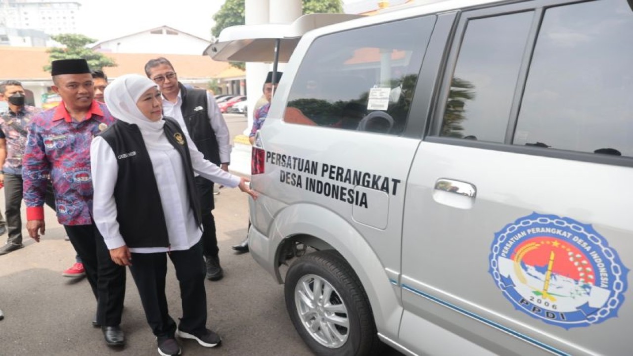 Gubernur Jatim Khofifah Indar Parawansa saat menyerahkan bantuan kendaraan operasional untuk perangkat desa melalui PPDI wilayah provinsi setempat di Gedung Negara Grahadi Surabaya, Jumat (20/1/2023). (ANTARA/HO-Biro Adpim Jatim)