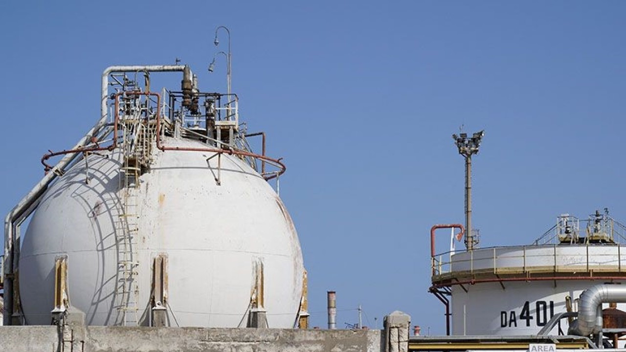 Kilang minyak milik Lukoil di Sisilia, di Priolo, Italia 27 Oktober 2022. ANTARA/REUTERS/Antonio Parrinello/pri.