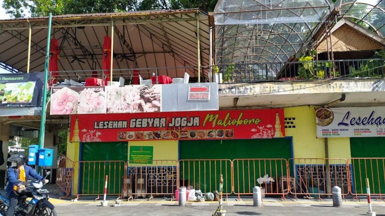 Kios di sepanjang Jalan Perwakilan Yogyakarta yang disegel dan ditutup dengan pagar pembatas jalan, Rabu (4/1/2023) (ANTARA/Eka AR)