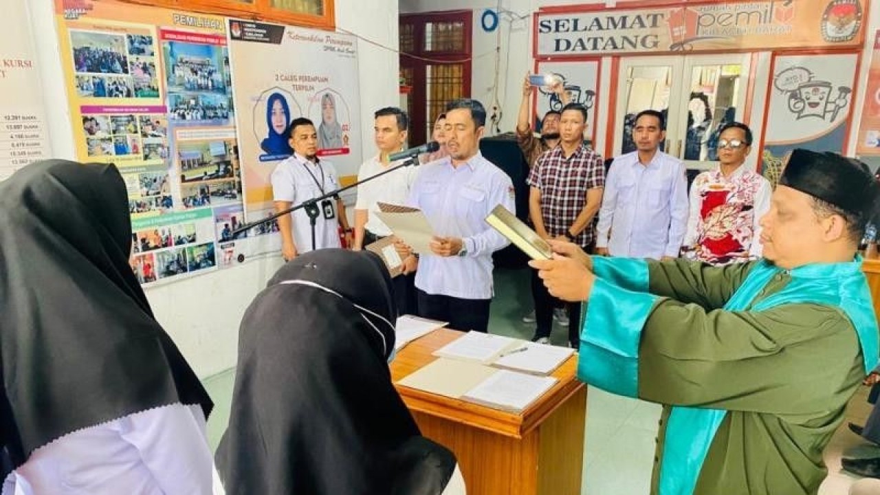 Ketua Komisi Independen Pemilihan (KIP) Kabupaten Aceh Barat, Teuku Novian Nukman didampingi sejumlah komisioner, melakukan pelantikan dan memimpin sumpah Panitia Pemungutan Suara (PPS) yang sebelumnya gagal mengikuti pelantikan karena sakit dan berhalangan hadir, yang dipusatkan di Aula KIP Aceh Barat di Meulaboh, Senin (30/1/2023) siang. (ANTARA/Teuku Dedi Iskandar)