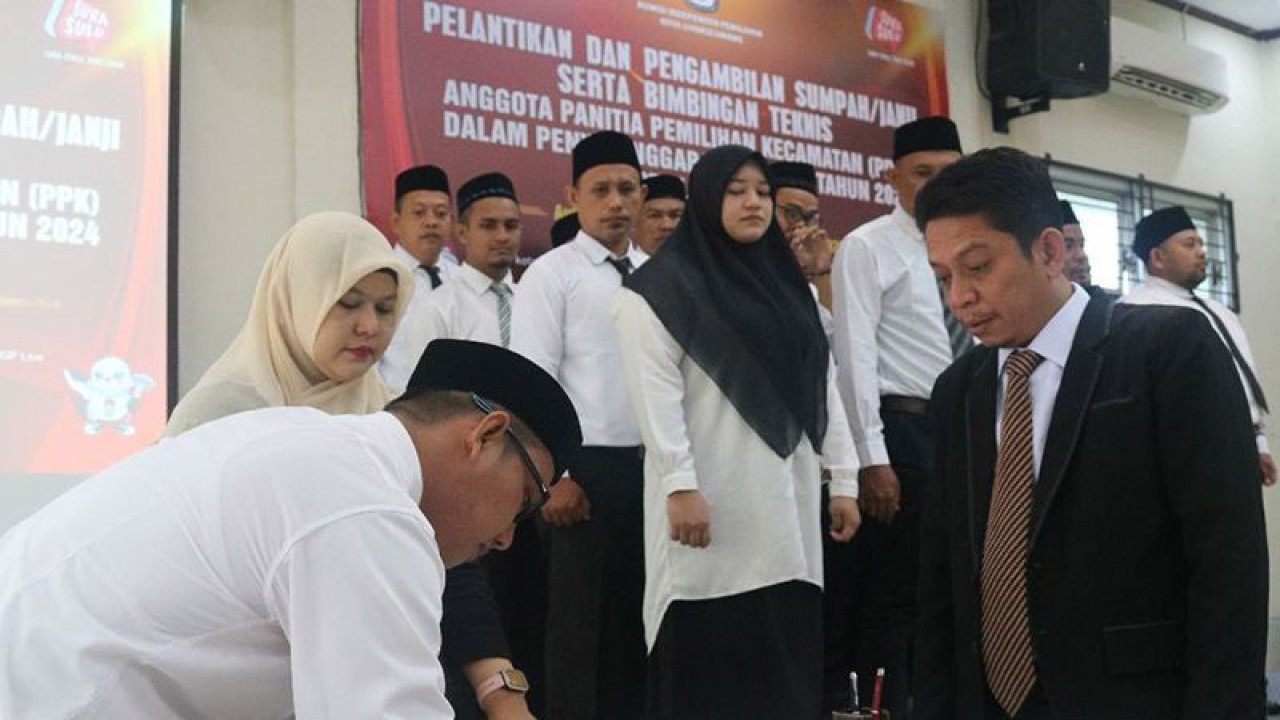 Anggota PPK menandatangani pakta integritas usai pelantikan di Kantor KIP Kota Lhokseumawe, Aceh, Rabu (4/1/2023). (ANTARA/Dedy Syahputra)