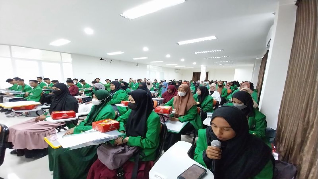 Mahasiswa penerima KIP Kuliah Angkatan 2.022 mengikuti pelatihan english camp, di Sigi, Jumat sore (2/12/2.022). (ANTARA/Muhammad Hajiji)