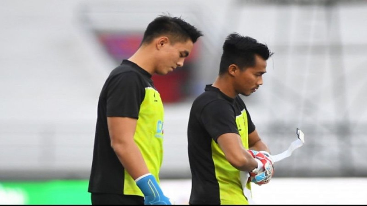 Kiper Borneo FC Angga Saputro berbincang dengan rekan setimnya yang juga kiper, Gianluca Pandeynuwu. (HO/Borneofc.id)