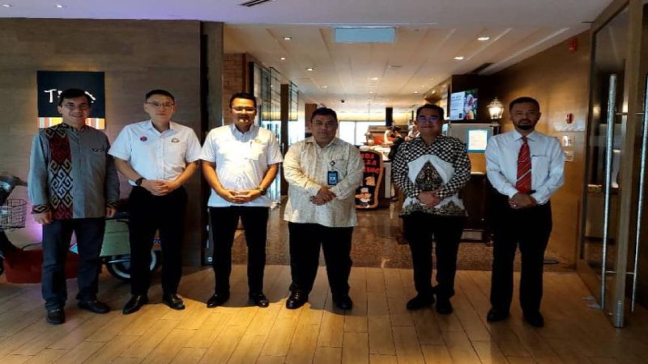 Konjen RI Johor Bahru Sigit S Widianto (ketiga kanan) berfoto bersama pejabat dewan legislatif tertinggi di Johor Bahru, Malaysia, Selasa (10/1/2023). (ANTARA/HO-KJRI Johor Bahru)