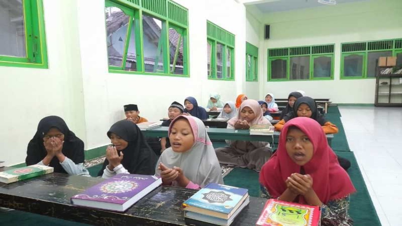 Sejumlah anak mengikuti program pemberantasan buta aksara Al Quran dalam kuliah kerja nyata (KKN) pengabdian pada  masyarakat terpadu  (PPMT) Universitas Muhammadiyah Magelang (Unimma). ANTARA/HO - Unimma