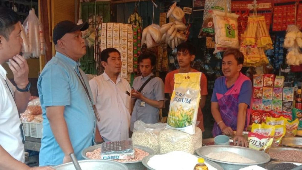 Suasana Ketua KPPU Kanwil VI Makassar, Hilman Pujana dan Kadis Perdagangan Makassar Arlin Ariesta disela Sidak di Pasar Terong, Makassar, Rabu (25/1/2023). Antara/ Suriani Mappong