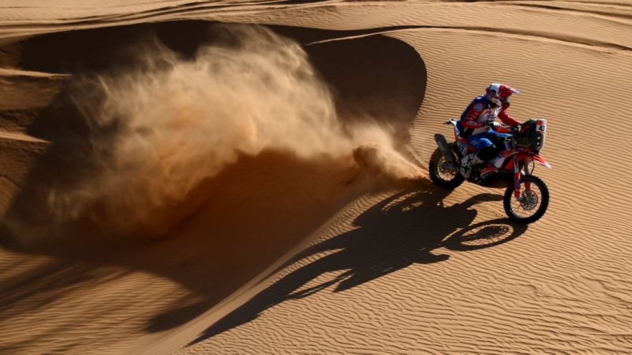 Pebalap Amerika Serikat Mason Klein menjalani etape 8 Reli Dakar 2022 antara Al-Dawadimi ke Wadi Ad-Dawasir, Arab Saudi. (10/1/2022) (ANTARA/AFP/FRANCK FIFE)