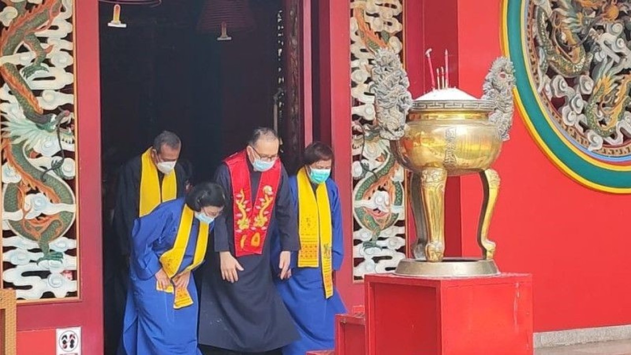 Umat Khonghucu tengah melakukan sembahyang dalam perayaan Tahun Baru Imlek 2023 di Klenteng Kong Miao, TMII, Jakarta Timur, Minggu (22/1/2023). ANTARA/Syaiful Hakim
