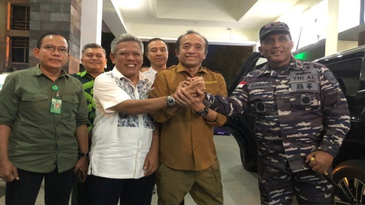 Bupati Kubu Raya Muda Mahendrawan mengantarkan Sekjen Kementerian Lingkungan Hidup dan Kehutanan Republik Indonesia Dr. Ir. Bambang Hendroyono saat melakukan kunjungan kerja di Kubu Raya (Sucia Lucinda)