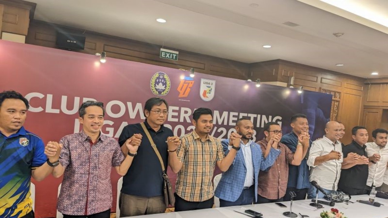 Perwakilan dari 15 klub yang sepakat Liga 2 Indonesia musim 2022-2023 dilanjutkan bergandengan tangan usai rapat pemilik klub (owners' meeting) dengan PSSI dan PT Liga Indonesia Baru (LIB) di Jakarta, Selasa (24/1/2023). (ANTARA/Michael Siahaan)
