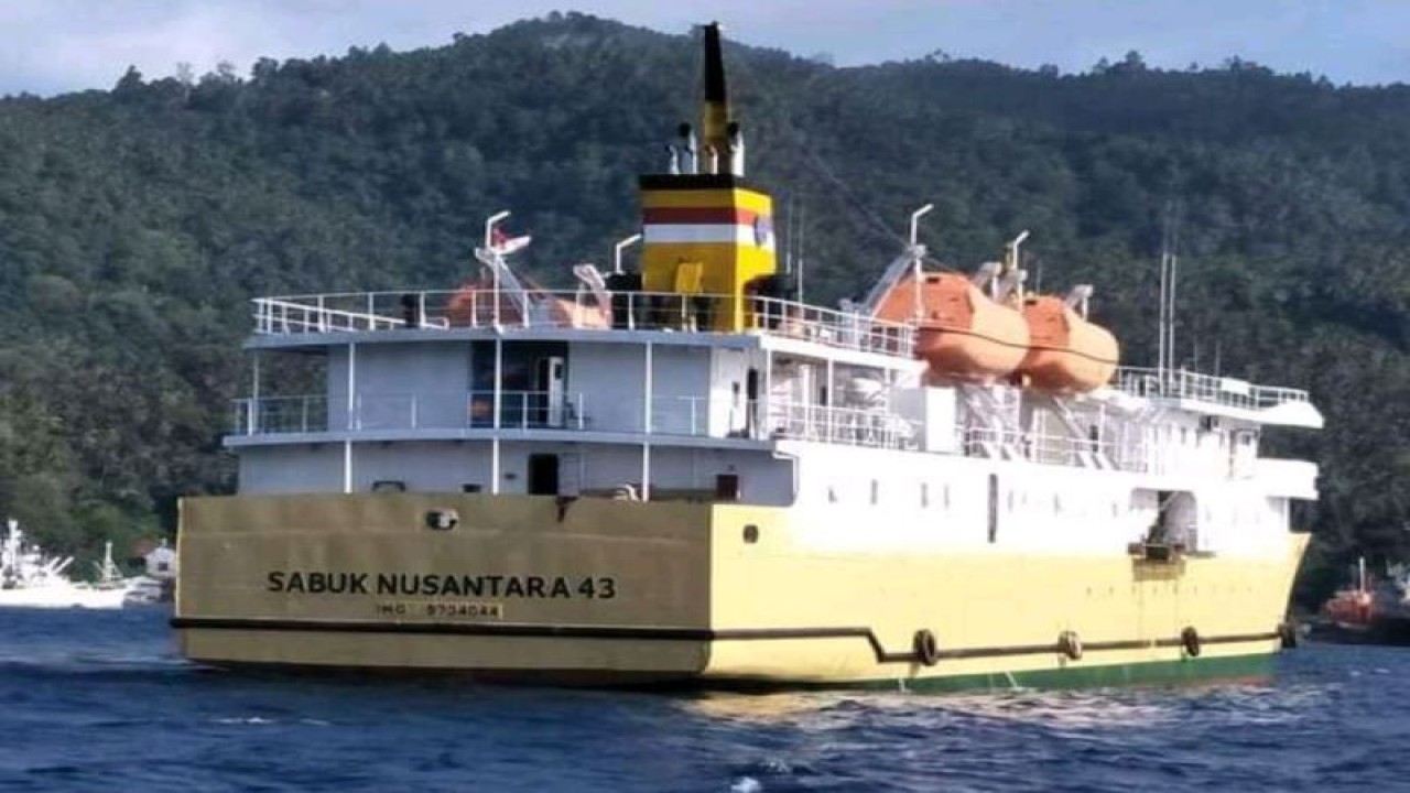 KM Sabuk Nusantara melayani transportasi laut di Maluku. (ANTARA/John Soplanit)