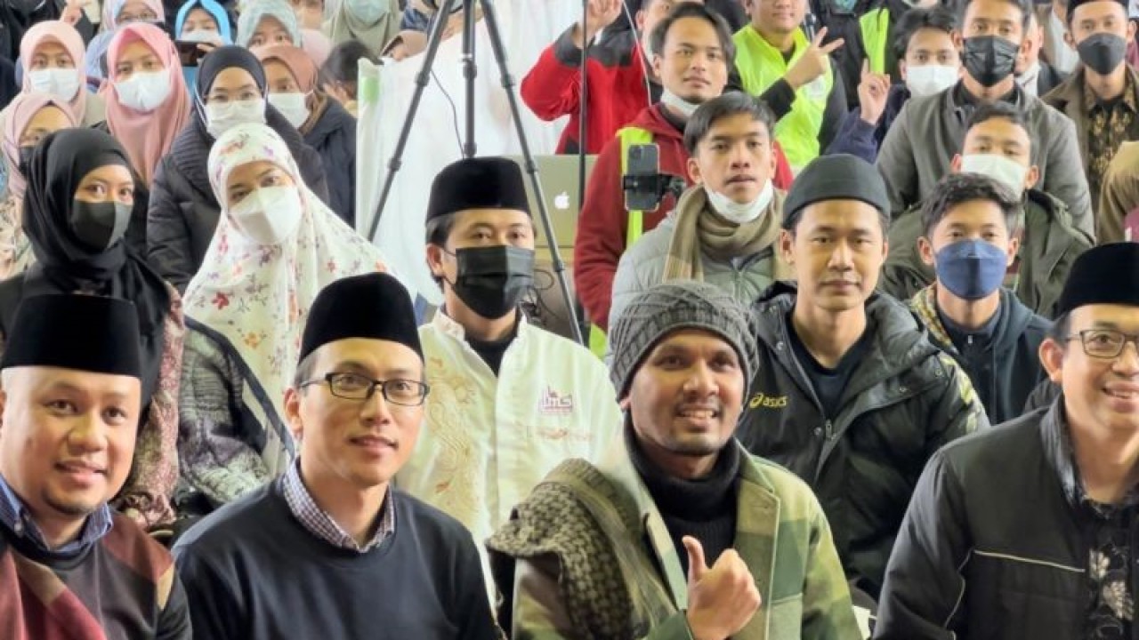 (Kiri ke kanan) Atase Perdagangan KBRI Tokyo Arief Wibisono, Ketua KMII Jepang Muhammad Azis, Ustaz Hanan Attaki, Atase Kehutanan KBRI Tokyo Muhammad Zahrul Muttaqin dalam taklim di Balai Indonesia, Sekolah Republik Indonesia Tokyo (SRIT), Minggu (22/1). (ANTARA/ Juwita Trisna Rahayu)