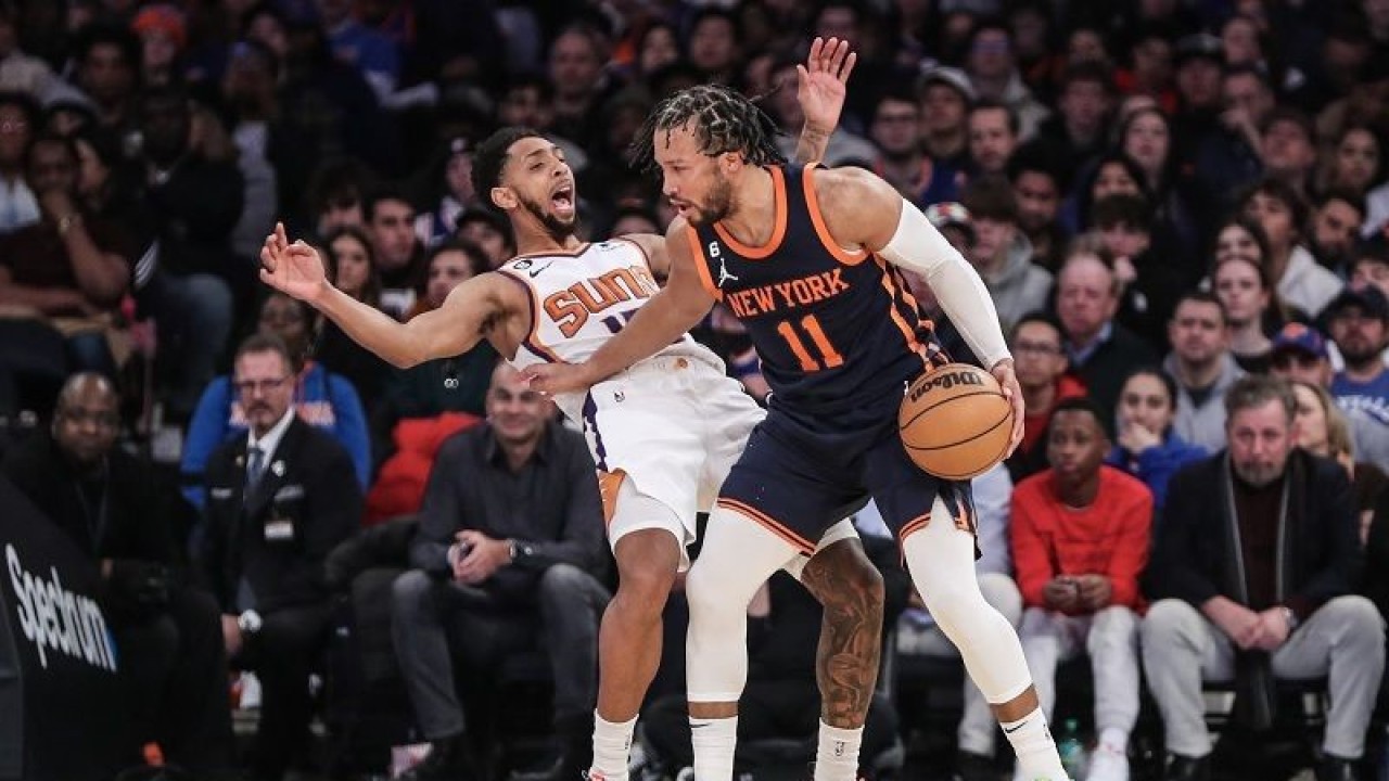 Pebasket New York Knicks Jalen Brunson (kanan) berusaha melewati hadangan pemain Phoenix Suns Cameron Payne dalam gim lanjutan NBA di Madison Square Garden, New York, Amerika Serikat, Senin (2/1/2023) waktu setempat. (ANTARA/REUTERS/USA TODAY SPORTS/Wendell Cruz)