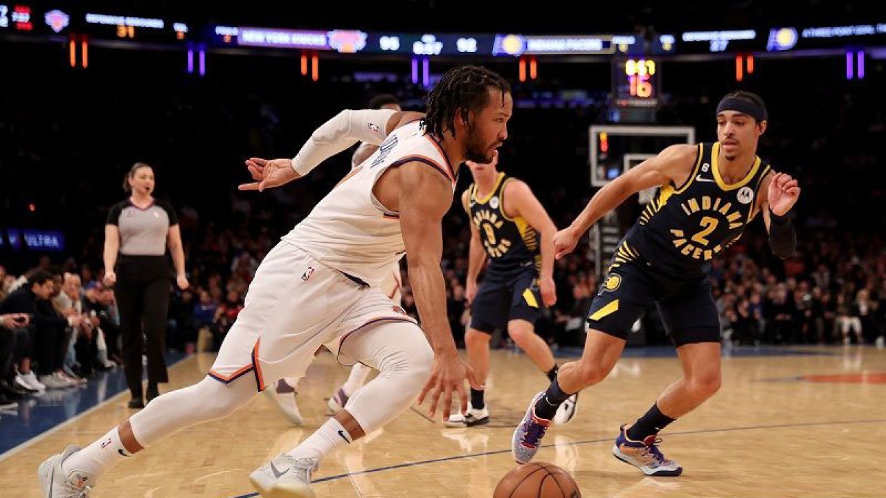 Pebasket New York Knicks Jalen Brunson (kiri) berusaha menjauh dari kejaran pemain Indiana Pacers Andrew Nembhard dalam gim lanjutan NBA di Madison Square Garden, New York, Amerika Serikat, Rabu (11/1/2023) waktu setempat. (ANTARA/AFP/GETTY IMAGES/ELSA)