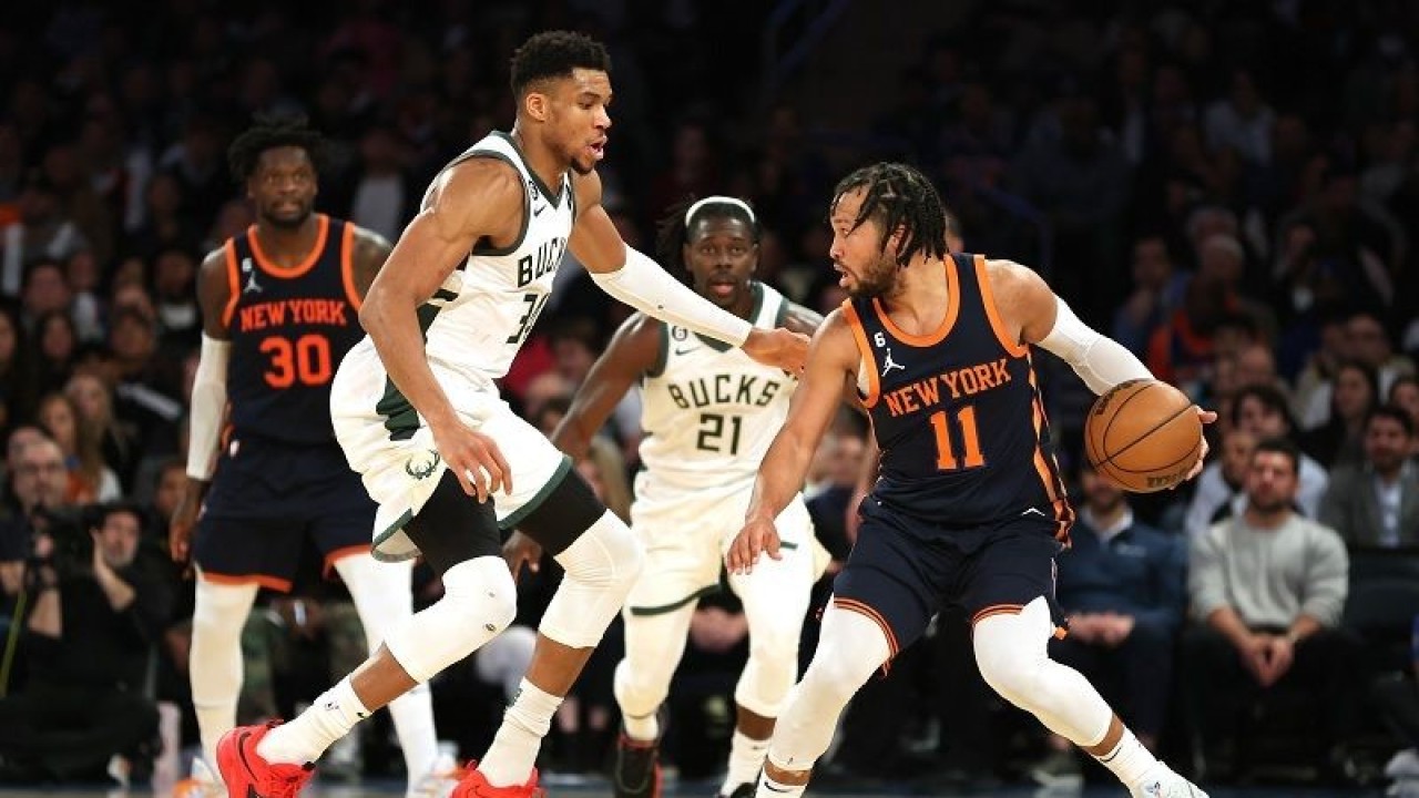 Bintang Milwaukee Bucks Giannis Antetokounmpo (kiri) mengawal ketat pergerakan pemain New York Knicks Jalen Brunson yang tengah menguasai bola dalam gim lanjutan NBA di Madison Square Garden, New York, Amerika Serikat, Senin (9/1/2023) waktu setempat. (ANTARA/AFP/GETTY IMAGES/Sarah Stier)