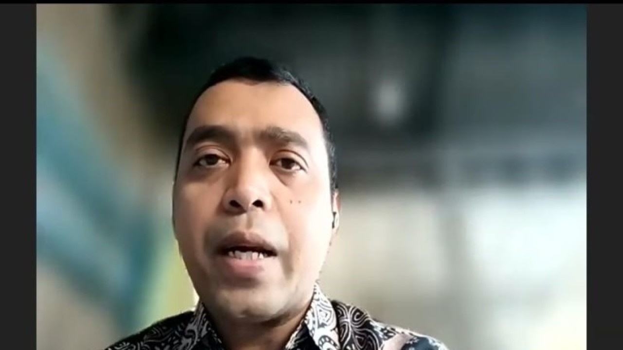 Tangkapan layar Ketua Umum KNTI Dani Setiawan dalam diskusi publik "Nelayan Menghadapi Krisis Iklim: Quo Vadis Perlindungan Nelayan dan Pembudidaya Ikan Skala Kecil" yang dipantau secara daring di Jakarta, Kamis (12/1/2023). ANTARA/Youtube DPP KNTI Nelayan Indonesia.