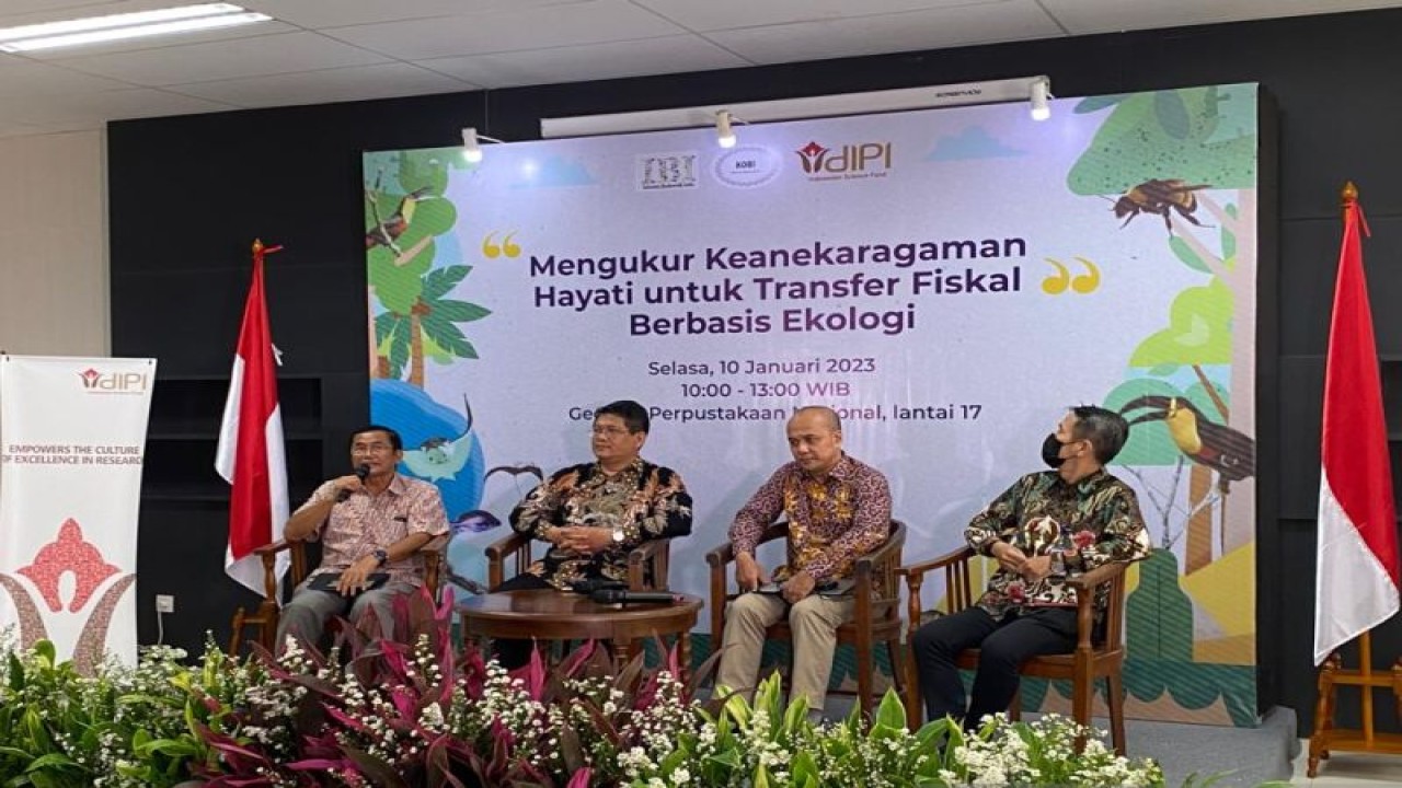 Ketua KOBI Budi Setiadi Daryono (kedua kiri) dalam diskusi terkait keanekaragaman hayati Indonesia di Jakarta, Selasa (10/1/2023) (ANTARA/Prisca Triferna)