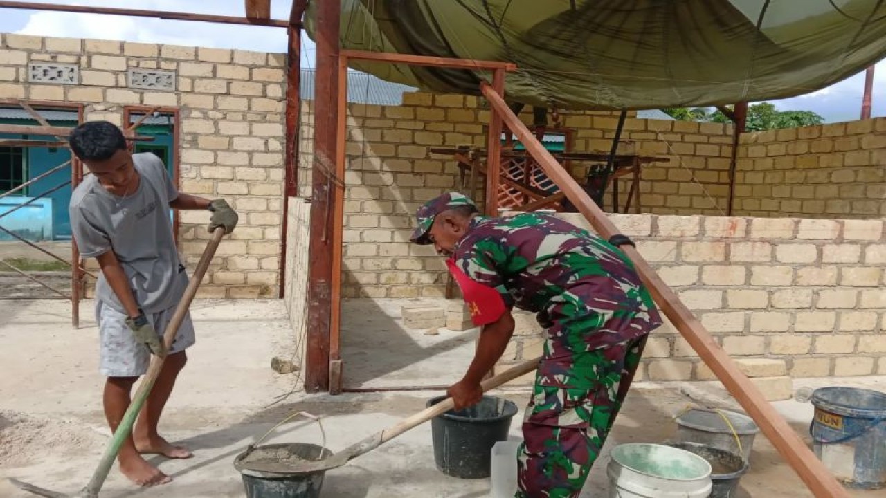 Babinsa Posramil 1708-01/Biak Timur Sertu Dodik Fitrianto bantu membangun rumah waega di Kampung Bosnik Sup, Senin (2/1) (ANTARA/HO- Penerangan Kodim Biak Numfor)