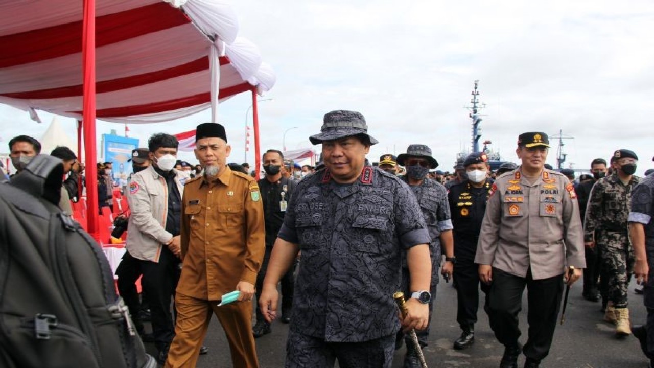Kepala BNN RI Komjen Pol Petrus R. Golose ( kedua kiri) didampingi Wali Kota Dumai Paisal (kiri) dan Kapolda Riau Irjen Pol Mohammad Iqbal (kanan) melakuan kunjungan kerja Penutupan Operasi Laut Interdiksi Terpadu Tahun 2022, di Pelabuhan Pangkalan Angkatan Laut Dumai, Riau, Selasa (23-08-2022). Operasi yang digelar selama 15 hari dengan sandi Purnama tersebut diikuti oleh otoritas kepabeanan, perikanan, serta sejumlah satuan tugas keamanan laut lainnya dan berhasil menggagalkan penyelundupan 177,4 Kg sabu, 19.700 butir pil ekstasi di Lampung, Sumsel, dan Sumut serta mengamankan tujuh orang anggota sindikat narkoba jaringan internasional, satu orang diantaranya meninggal dunia ditembak karena melawan petugas. ANTARA FOTO/Aswaddy Hamid/hp.