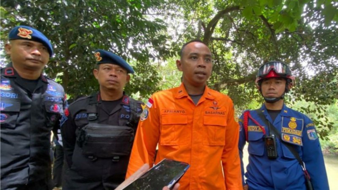 Komandan Tim Basarnas Jakarta Selatan Aprianto memberikan keterangan kepada media, Jakarta, Selasa (17/1/2023). ANTARA/Luthfia Miranda Putri