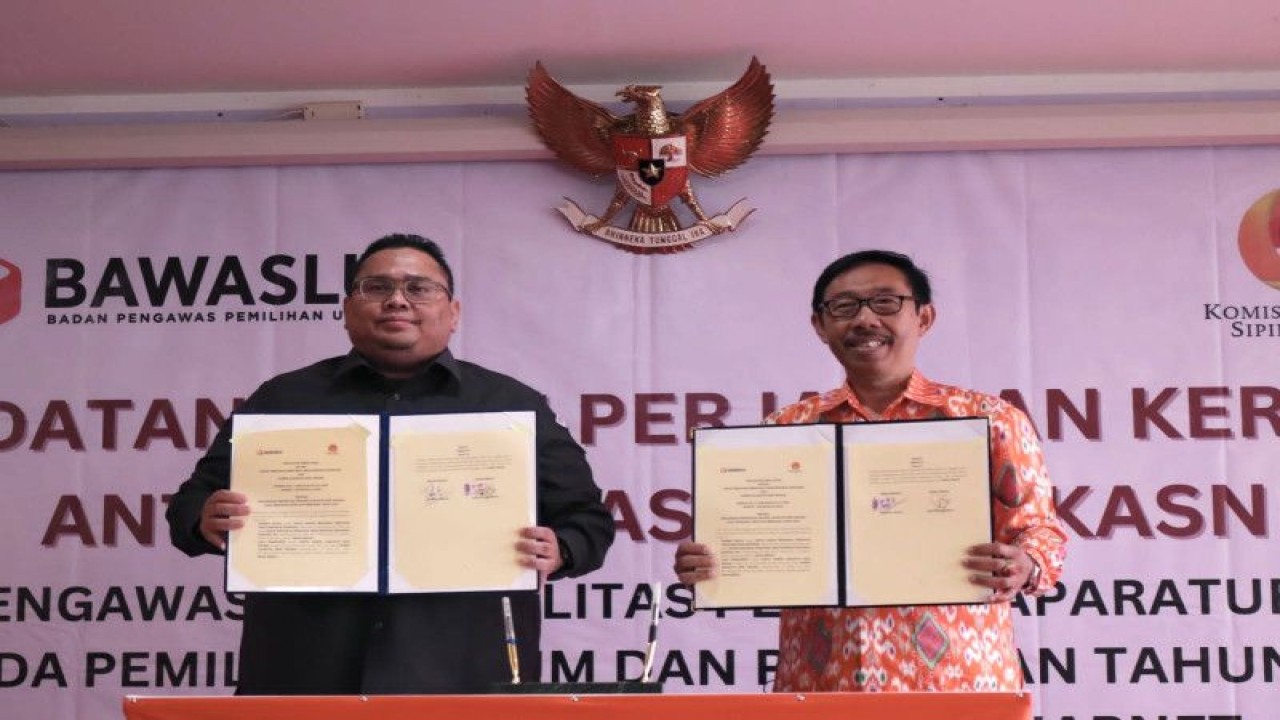 Badan Pengawas Pemilihan Umum bersama Komisi Aparatur Sipil Negara (KASN) menandatangani perjanjian kerja sama pengawasan netralitas ASN dalam Pemilu dan Pemilihan Serentak 2024, di Jakarta, Selasa. (31/01/2023) (ANTARA/HO-Bawaslu)