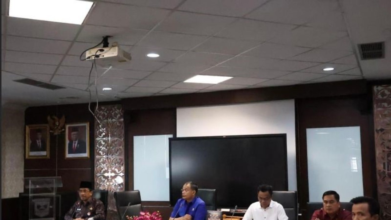 Komisi V DPRD Sumbar menerima guru lulusan passing grade 2021 yang belum mendapatkan penempatan di Gedung DPRD Sumbar pada Kamis (5/1). (ANTARA/Mario SN)