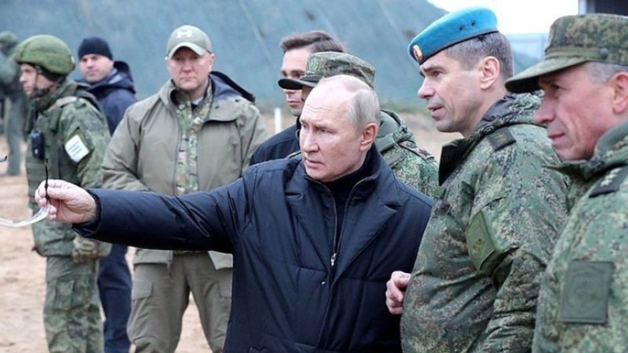 Presiden Rusia Vladimir Putin pada Kamis (20/10/2022) menginspeksi pelatihan personel rekrutan baru yang akan berpartisipasi dalam operasi militer khusus di Ukraina, kata Kremlin, kantor Presiden Rusia, dalam pernyataan. (ANTARA/XINHUA/pri)