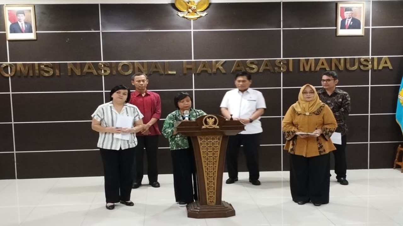 Koordinator Subkomisi Pemajuan HAM Komnas HAM RI Anis Hidayah (di podium) memberikan paparan kepada awak media di Jakarta beberapa waktu lalu. ANTARA/Muhammad Zulfikar