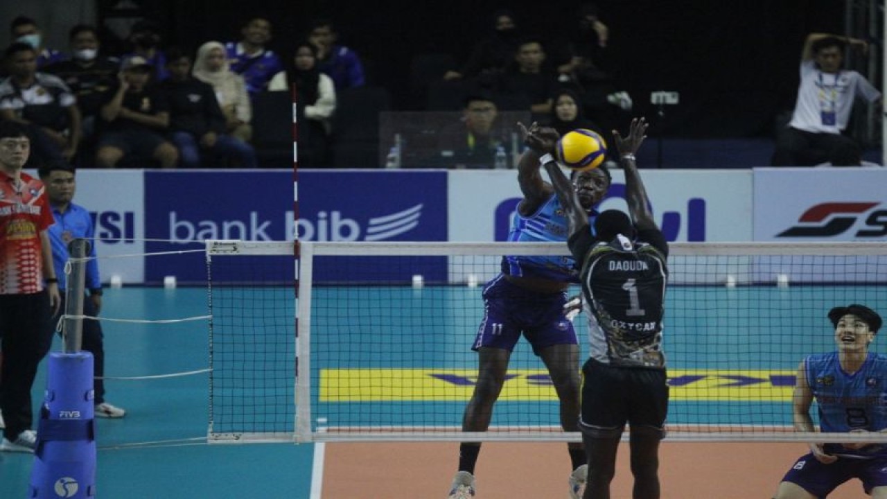 Pevoli asing Palembang Bank SumselBabel Salimou Souare melakukan smash dalam pertandingan melawan Surabaya BIN Samator pada laga perdana PLN Mobile Proliga 2023 di GOR Si Jalak Harupat, Bandung, Jawa Barat, Kamis (5/1/2023). (ANTARA/HO-PBVSI)