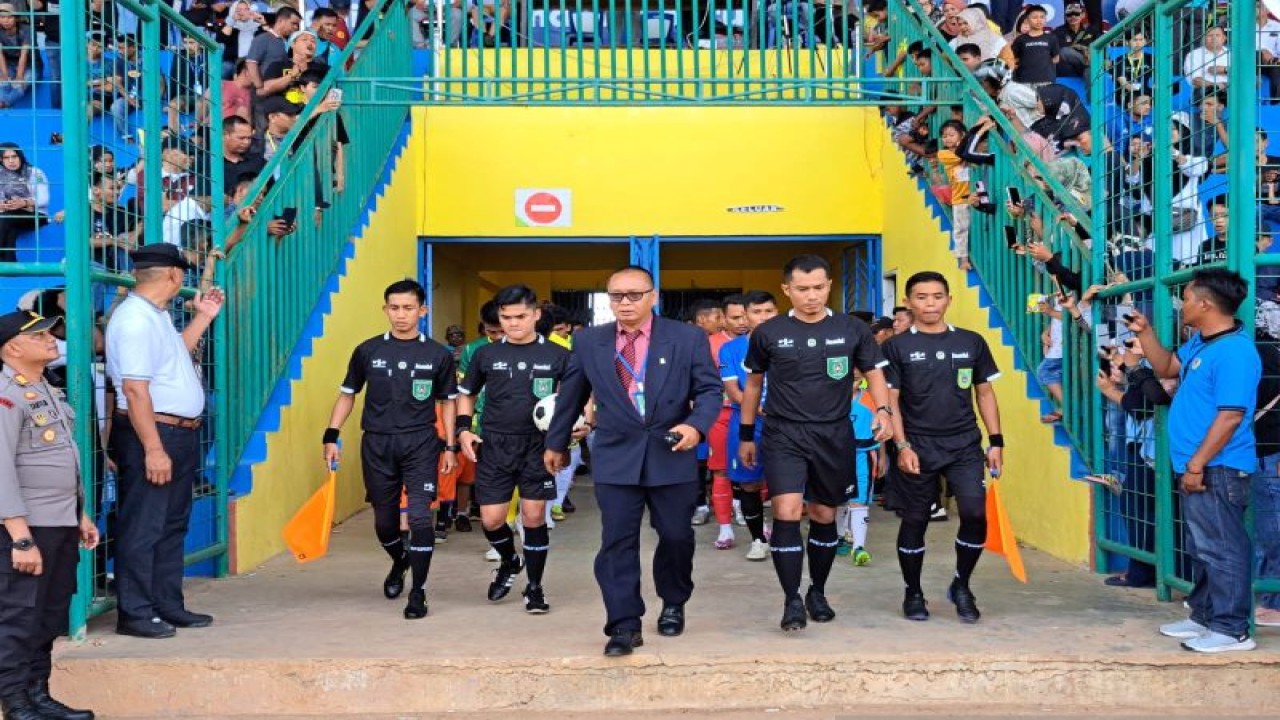 Kompetisi sepakbola di Jambi.(ANTARA/Nanang Mairiadi).