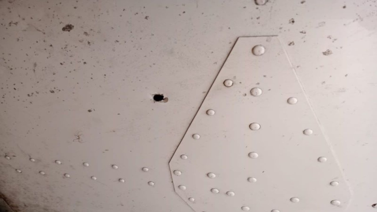 Kondisi pesawat cargo Trigana Air usai ditembak Kelompok Kriminal Bersenjata (KKB) di Papua, pada Senin (9/1/2023). (Kemenhub)