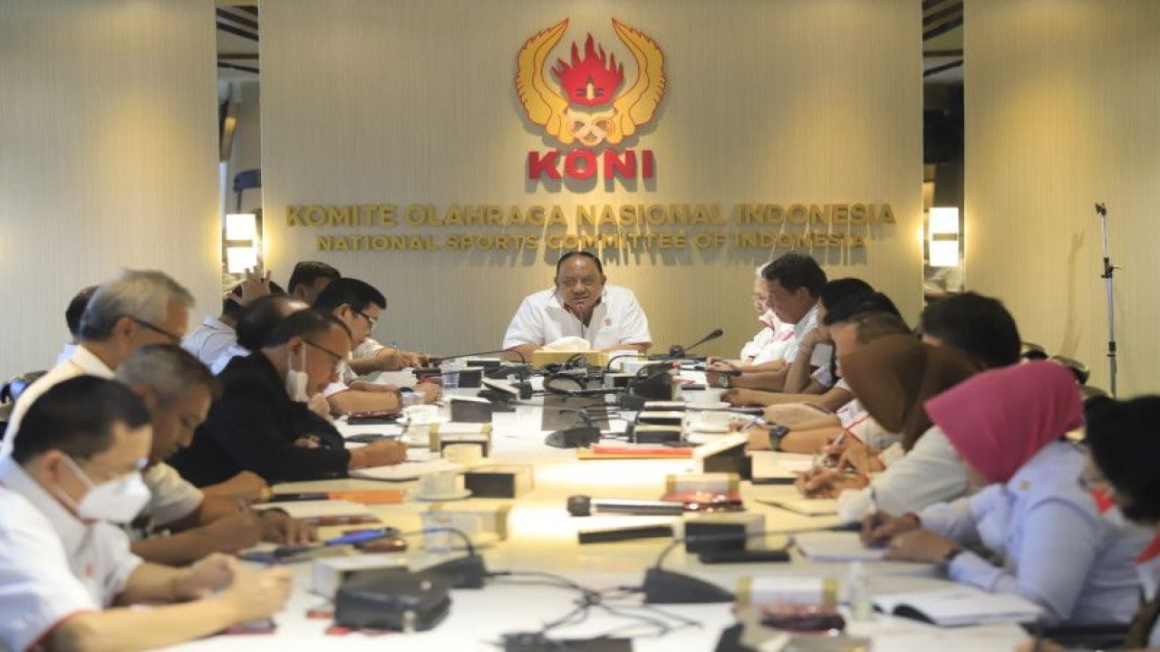 Ketua Umum Komite Olahraga Nasional Indonesia (KONI) Pusat Letjen TNI Purn Marciano Norman memimpin rapat pleno pengurus di ruang rapat Lukman Niode, Kantor KONI Pusat Senayan, Jakarta, Kamis (5/1/2023). (ANTARA/HO-KONI Pusat)