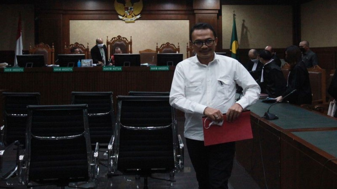 Terdakwa Kuasa pajak PT Jhonlin Baratama Agus Susetyo berjalan usai mengikuti sidang dakwaan di Pengadilan Tipikor, Jakarta, Rabu (9/11/2022). Agus Susetyo didakwa menyuap beberapa pejabat di Direktorat Jenderal Perpajakan Kementerian Keuangan sebesar SGD3.500.000 dan terkait kasus dugaan korupsi pemberian hadiah atau janji pada penyelenggara negara untuk pemeriksaan perpajakan tahun 2016-2017. ANTARA FOTO/Reno Esnir/YU