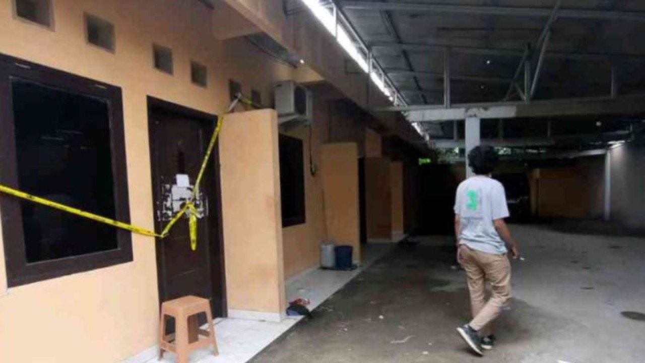 Petugas memasang garis polisi di sebuah rumah kontrakan tempat ditemukan jasad wanita dimutilasi di Kampung Buaran, Desa Lambang Sari, Kecamatan Tambun Selatan, Kabupaten Bekasi, Jumat. ANTARA/Pradita Kurniawan Syah