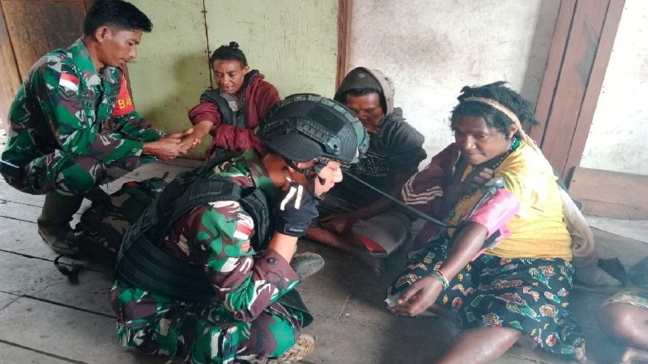 Prajurit TNI lakukan pemeriksaan kesehatan terhadap masyarakat di Kabupaten Pegunungan Bintang. (ANTARA/HO/Penrem 172/PWY)