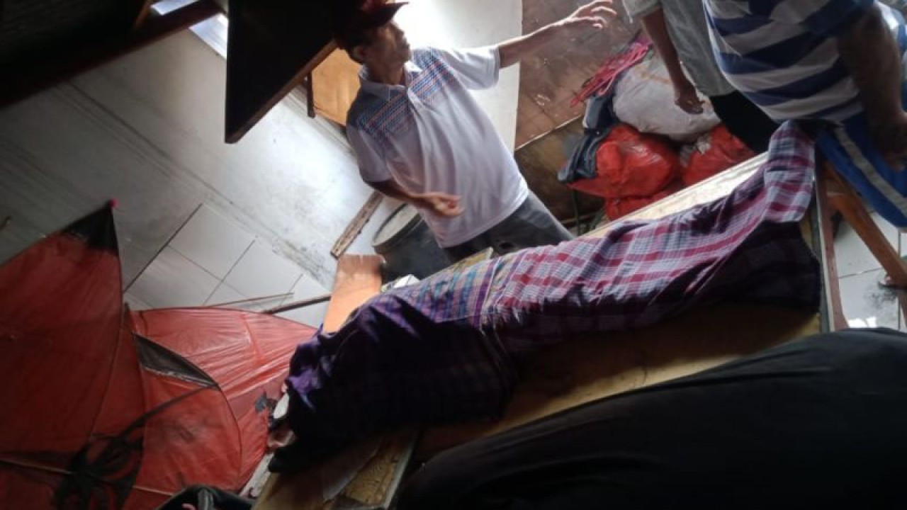 Warga saat mengevakuasi korban kebakaran rumah di Kabupaten Tangerang. (HO/BPBD Kabupaten Tangerang)