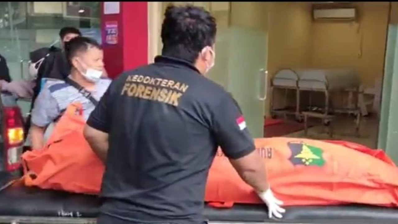 Petugas forensik membawa salah satu jenazah korban pembunuhan Wowon Erawan di Rumah Sakit Polri Kramat Jati, Jakarta Timur, Rabu (25/1/2023). ANTARA/Syaiful Hakim