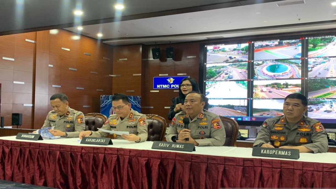 Ka-ki : Karopenas Divisi Humas Polri Brigjen Pol. Ahmad Ramadhan, Kadiv Humas Polri Irjen Pol. Dedi Prasetyo, Kakorlantas Polri Irjen Pol. Firman Shantyabudi dan Dirgakkum Korlantas Polri Brigjen Pol. Aan Suhana dalam kegiatan rilis hasil Operasi Lilin 2022 di Gedung NTMC Polri, Jakarta, Selasa (3/1/2023). (ANTARA/Laily Rahmawaty)