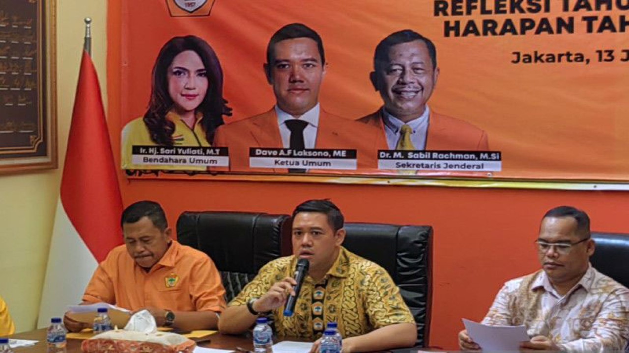 Ketua Umum PPK Kosgoro 1957 Dave Laksono (tengah) saat konferensi pers "Refleksi 2022 dan Harapan 2023" di Kantor PPK Kosgoro 1957, Jakarta, Jumat (13/1/2023). ANTARA/Melalusa Susthira K