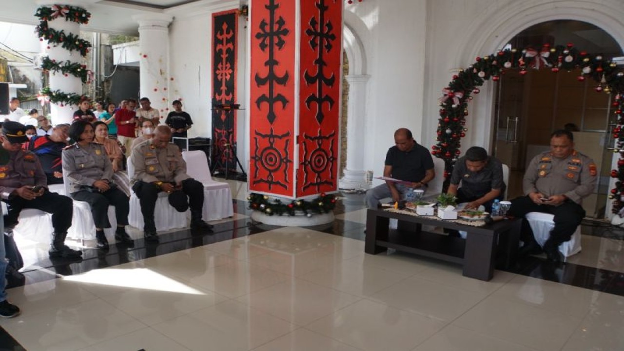 Program Wali Kota Jumpa Rakyat di Balai Kota Ambon, Jumat (13/1/2023). ANTARA/Penina F. Mayaut.