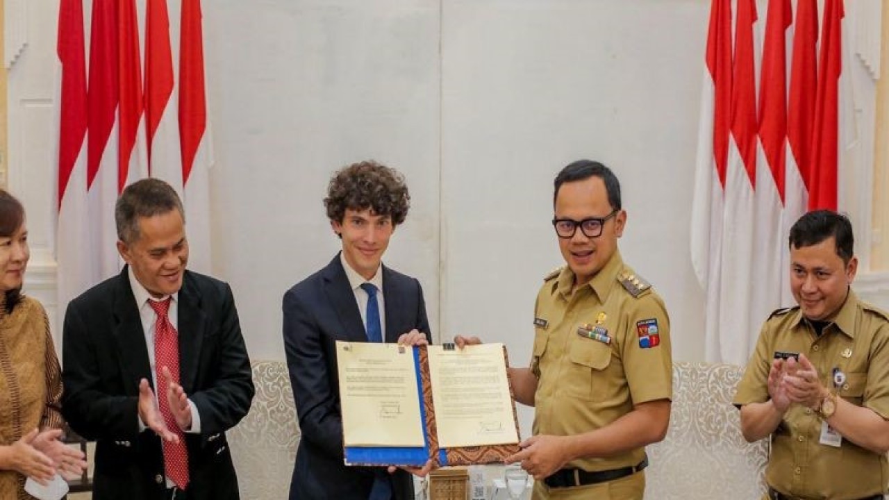 Wali Kota Bogor Bima Arya Sugiarto (kedua dari kanan) usai penandatanganan kerja sama dengan Kepala Sekretariat Milan Urban Food Policy Pact (MUFPP) Filippo Gavazzeni (ketiga dari kiri) di Balai Kota Bogor, Senin (9/1/2023). (ANTARA/HO/Pemkot Bogor)